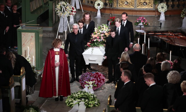 BÅRET UT: Ari Behsn kiste ble båret ut av blant andre bror Espen, far Olav og kronprins Haakon. Foto: NTB scanpix BÅRET UT: Ari Behsn kiste ble båret ut av blant andre bror Espen, far Olav og kronprins Haakon. Foto: NTB scanpix